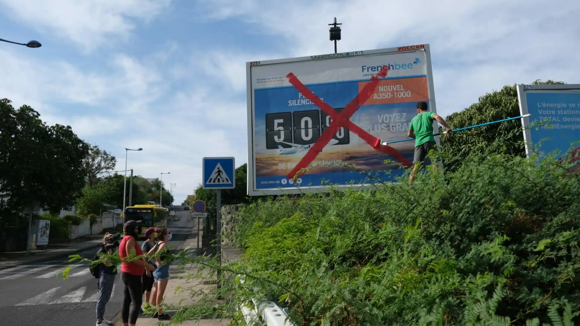 Les militants d’Extinction Rebellion barbouillent les publicités illégales