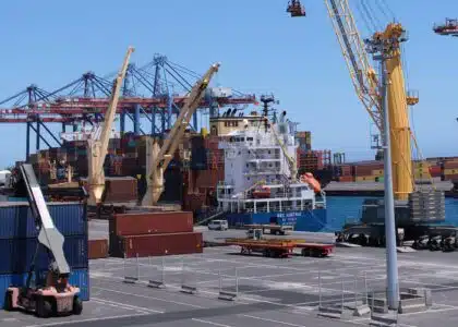 port Est chargement containers déchets dangereux