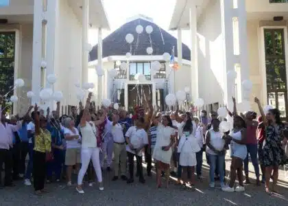 Hommage rendu à la petite Marie décédée après les coups de son père sur sa mère enceinte. Un rassemblement en soutien s'est tenu le 8 octobre 2022 devant le tribunal de Champ Fleuri. (Photo G. Ah Tiane))