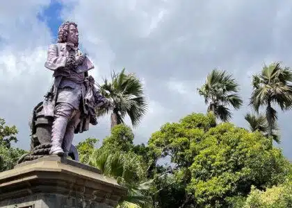 Statue de François Mahé de La Bourdonnais peinte en rose