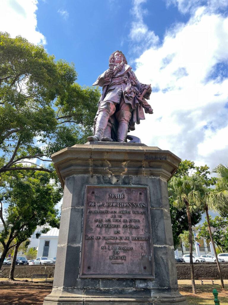 Statue de François Mahé de La Bourdonnais peinte en rose