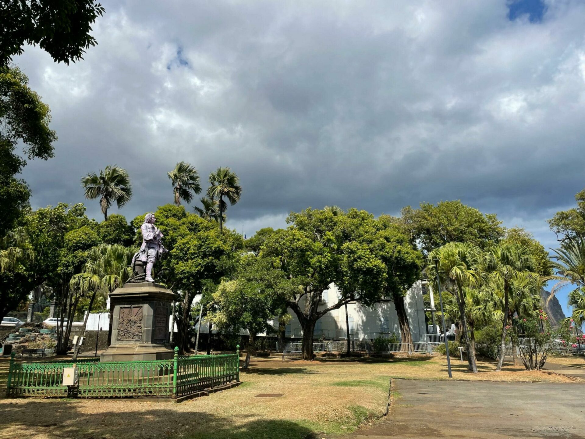 Mahé de La Bourdonnais : déplacement d’une statue et déboulonnage de l’Histoire