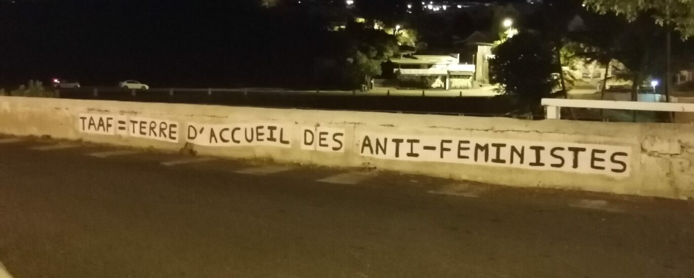 Le collage féministe a été apposé dans la nuit du 2 au 3 mars 2023 à côté du bâtiment des TAAF à Saint-Pierre. (Photo JSG)