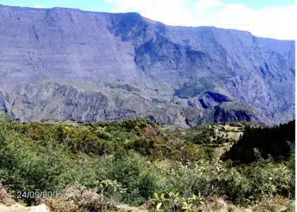 Plongée sur La Nouvelle depuis le col des Bœufs – Et à l’arrière-plan : le Maïdo