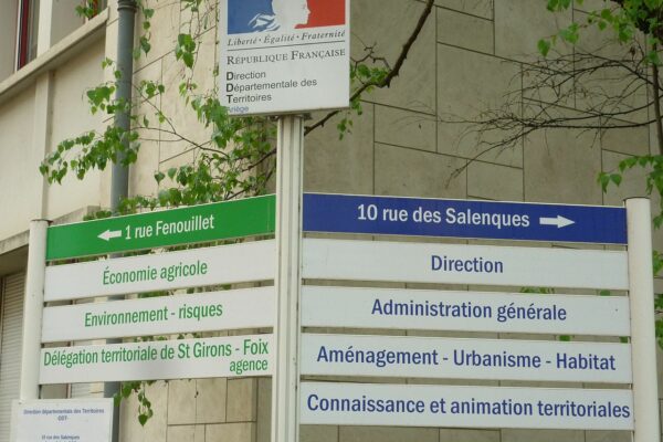 Les services publics au cœur de la violence institutionnelle : cauchemar et acidité !