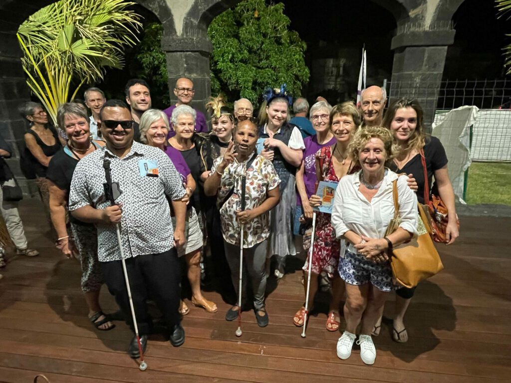 pièce de théatre Opérapiécé avec Aurore Bouston et Marion Lépine Vincent Carenzi à l'accordéon en présence des aveugles malvoyants de l'association Valentin Haüy et des souffleurs