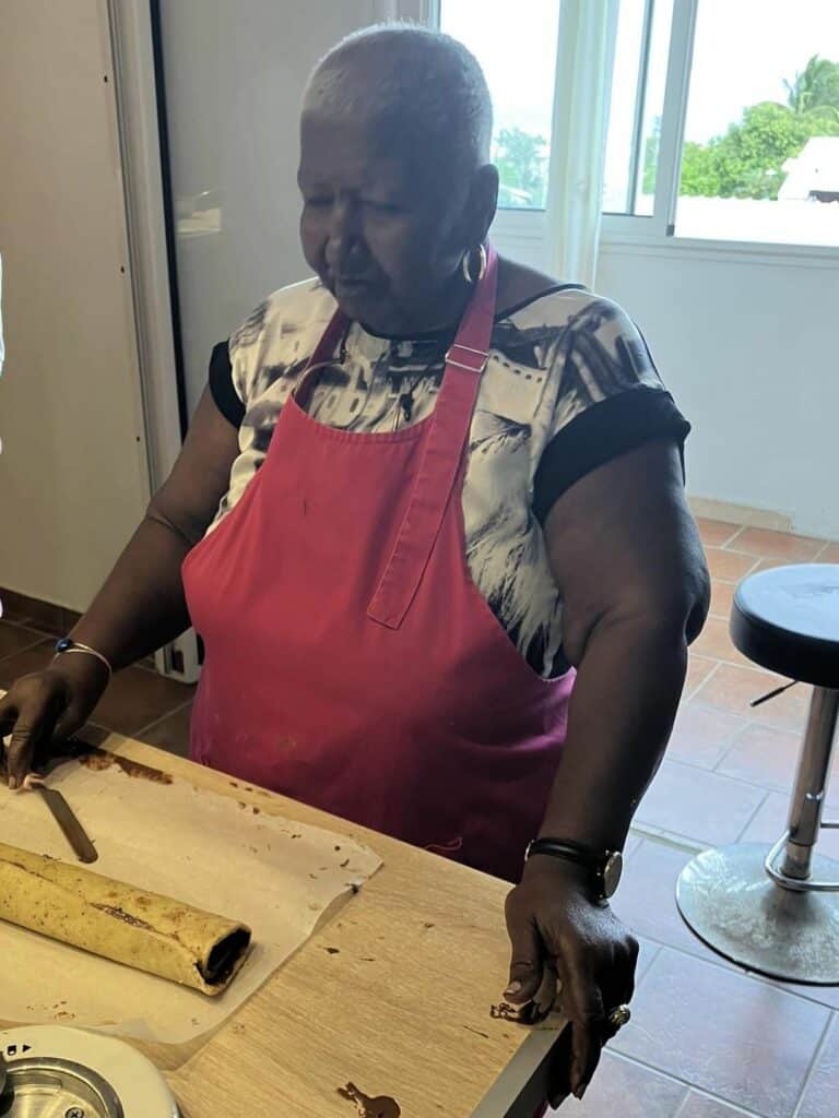 Sébastien Ramuscello, grand chef pâtissier dans son atelier culinaire la Réunion des chefs, à la Cafrine 6 chemin Maxime Rivière sur Saint-Pierre, accueille pour la quatrième fois des personnes non voyantes et mal voyantes pour un échange autour de leur savoir faire sur un thème très précis.