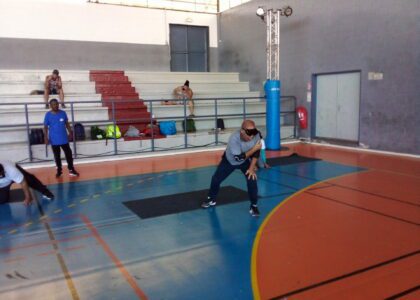 Des mal-voyants et aveugles jouent au goalball.