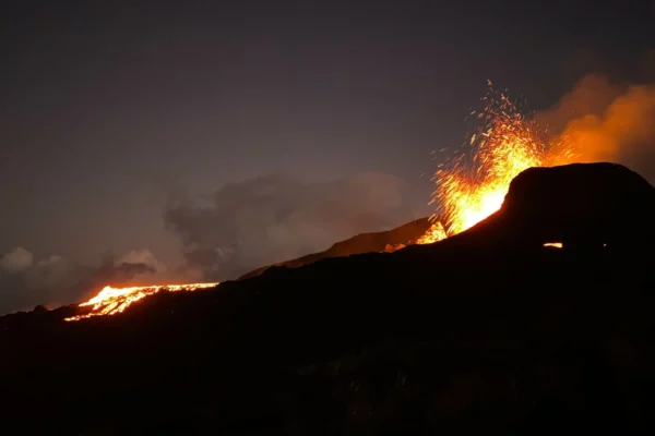 Le souffle écarlate du piton de la Fournaise