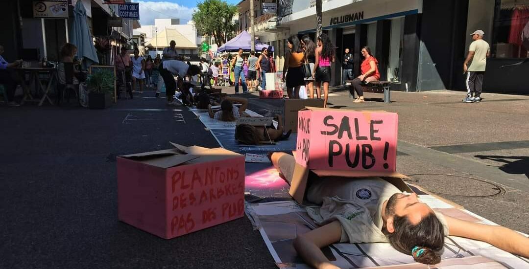 Action d'XR contre la prolifération de la publicité à Saint-Denis, septembre 2023.