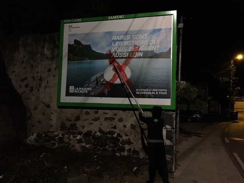 Croix rouge posée par Extinction Rebellion sur les panneaux illégaux