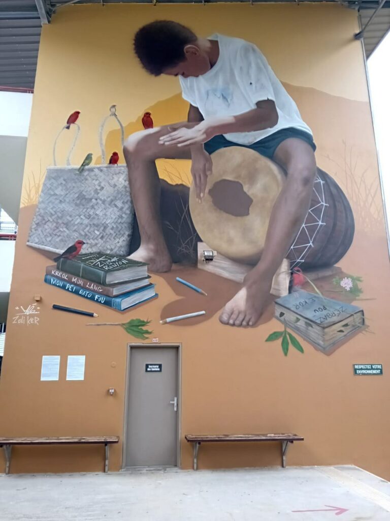 Fresque de Méo représentant Zoli Kèr, au lycée de Vincendo à Saint-Joseph.