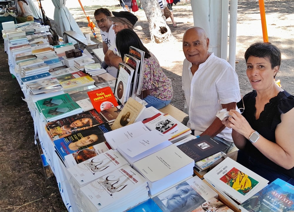 Le salon du livre Zarlor organisé par Komkifo s'est tenu à l'Etang-Salé le dimanche 20 octobre. Il a attribué son prix à Nathalie Valentine Legros pour son livre Bourbon Mystère.