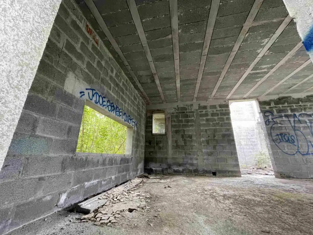 Visite des ruines de l'hôtel le Superbe à Saint-Philippe festival de graf