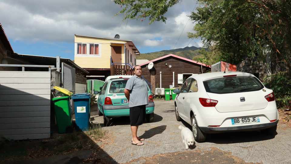 Karl Bomela, un cadre de la mairie de la Possession escroque ses voisins.