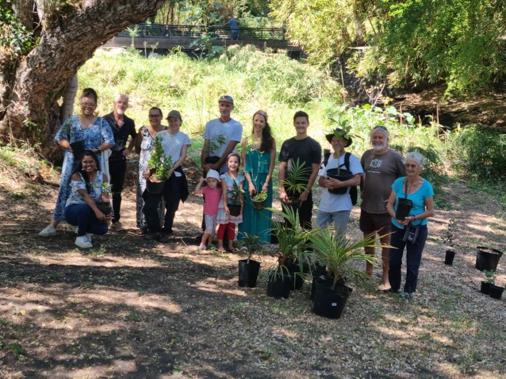 Journée du patrimoine végétal avec le collectif 5000 piédbwa à la grotte du peuplement à Saint-Paul le 22 septembre 2024.