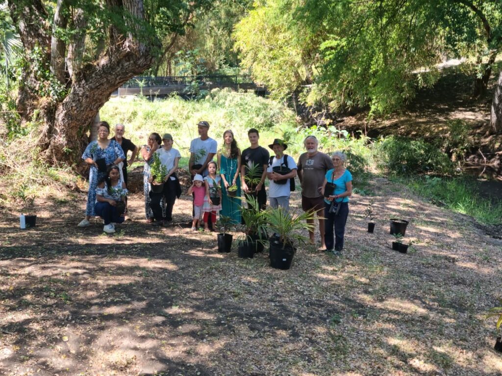 Journée du patrimoine végétal avec le collectif 5000 piédbwa à la grotte du peuplement à Saint-Paul le 22 septembre 2024.