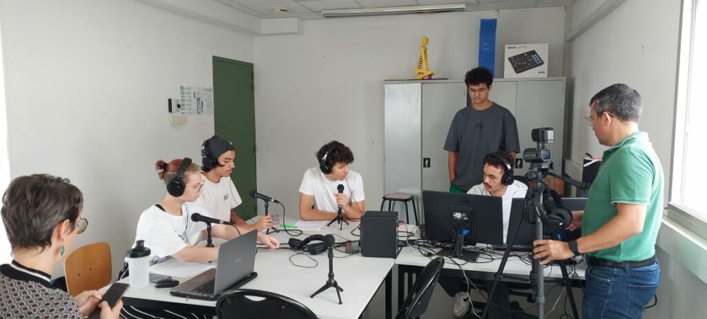 Première émission de la webradio du lycée de Vincendo le 30 octobre 2024, V. Waves.