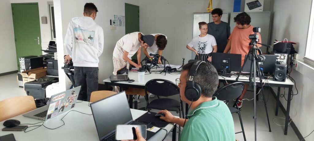 Première émission de la webradio du lycée de Vincendo le 30 octobre 2024, V. Waves.